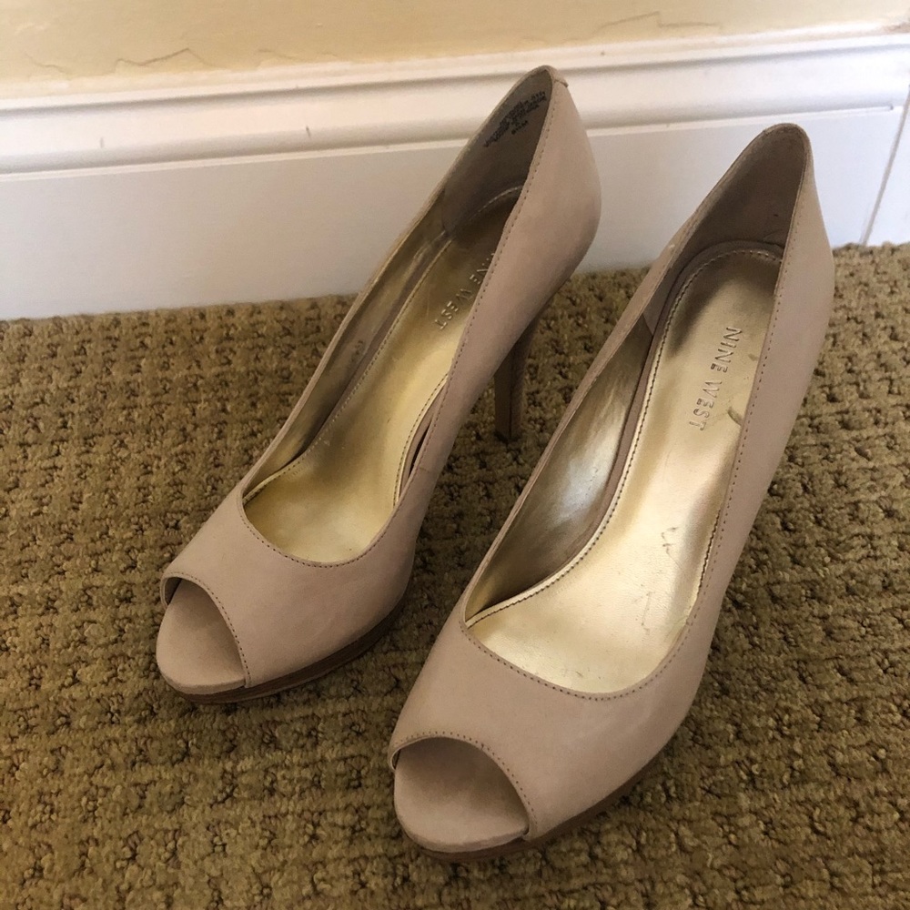 Women’s Nine West peep toe heels!